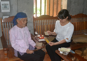 Bà Nguyễn Thị Vuông, xã Hợp Thành (Kỳ Sơn) giới thiệu với phóng viên về kỷ vật Bác Hồ tặng.