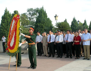 Đoàn đại biểu lãnh đạo tỉnh dâng hương kỷ niệm 125 ngày sinh chủ tịch Hồ Chí Minh tại Tượng đài Bác Hồ trên công trình thủy điện Hòa Bình.