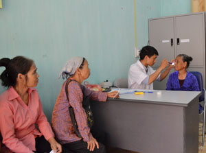 Bác sỹ Trung tâm phòng - chống bệnh xã hội tỉnh khám sàng lọc phát hiện các bệnh về mắt cho hội viên NCT trên địa bàn huyện.