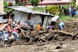 Người dân tìm kiếm thi thể nạn nhân trong bùn và đống đổ nát sau trận lở đất. (Ảnh Reuters).