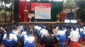 Đội CSGT - Công an huyện Cao Phong tuyên truyền quy định đội mũ bảo hiểm và Luật GTĐB tại trường THCS Tây Phong.