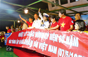 Đoàn Hòa Bình tham gia biểu diễn văn nghệ chào mừng kỷ niệm 60 năm ngày thành lập Hải quân nhân dân Việt Nam (7/5/1955 - 7/5/2015).