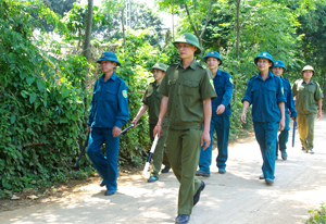 Lực lượng dân quân và Công an xã Văn Nghĩa (Lạc Sơn) phối hợp tuần tra giữ gìn an ninh nông thôn tại xã.