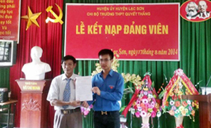 Thực hiện Chỉ thị số 35 của BTV Tỉnh ủy, huyện Lạc Sơn đã kết nạp được 8 học sinh ưu tú vào Đảng. (Ảnh: Lễ kết nạp đảng viên là học sinh tại chi bộ Trường THPT Quyết Thắng).