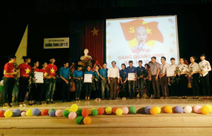 Ban tổ chức trao thưởng cho các đội đạt giải tại Hội thi.
