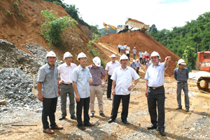 Đồng chí Bùi Văn Khánh, Phó Chủ tịch UBND tỉnh kiểm tra tiến độ dự án đường tỉnh 433.