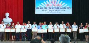 Lãnh đạo huyện Đà Bắc trao giấy khen cho các tập thể, cá nhân điển hình tiên tiến giai đoạn 2010- 2014.