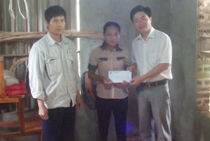 Lãnh đạo LĐLĐ huyện Lạc Sơn trao quà cho công nhân có hoàn cảnh khó khăn trên địa bàn huyện. 


