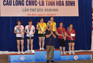 Lãnh đạo LĐLĐ tỉnh trao huy chương cho các VĐV tham gia thi đấu tại giải.