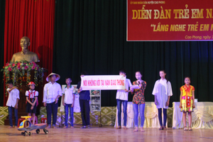 Tiểu phẩm về phòng tránh tai nạn giao thông của đơn vị xã Tây Phong đã xuất sắc giành được giải nhất tại diễn đàn.