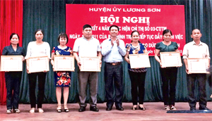 Lãnh đạo Huyện ủy Lương Sơn trao thưởng cho các tập thể, cá nhân có nhiều thành tích tiêu biểu trong 4 năm thực hiện Chỉ thị số 03 của Bộ Chính trị.