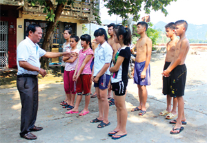 HLV Bùi Mạnh Hùng trao đổi kỹ, chiến thuật với các VĐV trẻ của huyện chuẩn bị cho giải bơi cấp tỉnh năm 2015.