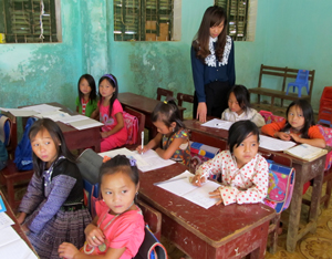 Thực hiện nếp sống văn hóa mới, 100% trẻ em trong độ tuổi đi học của xã Hang Kia (Mai Châu) đều được đến trường.