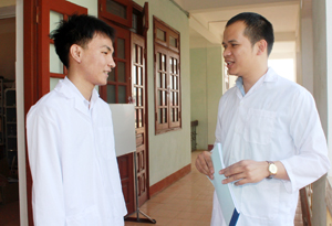 Em Nguyễn Việt Tiến (bên trái), lớp 12 chuyên sinh trường THPT chuyên Hoàng Văn Thụ chia sẻ niềm vui khi đoạt giải nhất quốc gia cùng thầy giáo Kiều Vũ Mạnh.