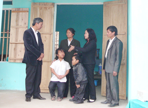 Đại diện UBMTTQ huyện Lương Sơn và doanh nghiệp trao tặng nhà đại đoàn kết cho hộ nghèo thị trấn Lương Sơn.