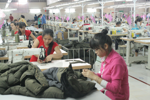 Chi nhánh Công ty May Việt - Hàn tại xã Đông Lai (Tân Lạc)  giải quyết việc làm cho trên 300 lao động.