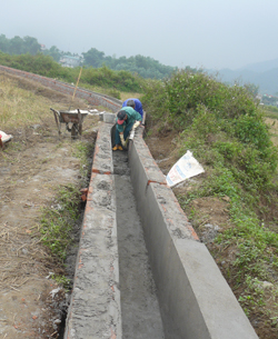 Hệ thống kênh mương ở xã Kim Bình (Kim Bôi) được kiên cố hoá phục vụ sản xuất nông nghiệp.