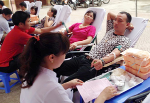 ĐV-TN phường Tân Thịnh (TP Hòa Bình) tham gia hiến máu tình nguyện.