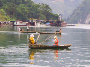 Chèo thuyền trên hồ - một trong những thú vui của khách du lịch khi đến với vùng hồ Hòa Bình.