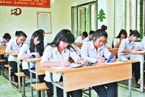Học sinh lớp 12, Trường THPT số 1, TP Lào Cai ôn tập chuẩn bị tham dự kỳ thi THPT quốc gia 2015 để xét tốt nghiệp và tuyển sinh đại học, cao đẳng.
