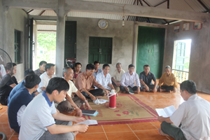 Nhân dân xóm Khăm (xã Bình Sơn) được trực tiếp tham gia, họp bàn các nội dung xây dựng hạ tầng, cơ sở vật chất cho xóm.