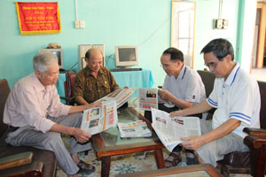 Cán bộ hưu trí TP Hòa Bình thường xuyên đọc báo theo dõi thông tin về kỳ họp thứ 9, Quốc hội khóa XIII.