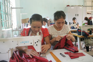 Phụ nữ xã Bình Thanh (Cao Phong) được đào tạo nghề may, góp phần tạo việc làm, nâng cao thu nhập.