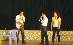 Các hoà giải viên xã Bình Thanh (Cao Phong) xây dựng tiểu phẩm tuyên truyền Luật Phòng, chống bạo lực gia đình dưới hình thức sân khấu hóa.