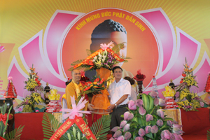 Lãnh đạo MTTQ tỉnh tặng hoa chúc mừng Đại lễ Phật đản
 năm 2015.
