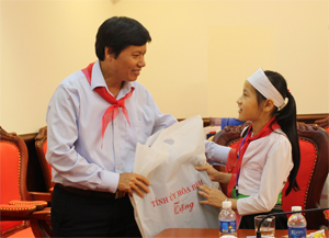 Đồng chí Trần Đăng Ninh, Phó Bí thư TT Tỉnh ủy tặng quà cho đại biểu tiêu biểu tham dự Đại hội Cháu ngoan Bác Hồ.