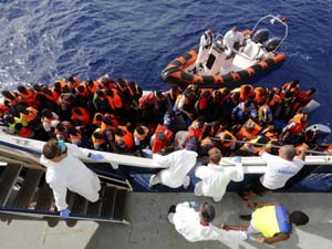 Hoạt động cứu trợ người nhập cư từ châu Phi tới châu Âu trên biển (ảnh: thetrentonline.com)