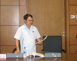 Đồng chí Nguyễn Tiến Sinh, Phó trưởng Đoàn ĐBQH tỉnh phát biểu ý kiến tại phiên thảo luận.