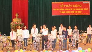 Lãnh đạo UNND huyện Cao Phong trao tặng xe đạp cho các em có hoàn cảnh khó khăn.