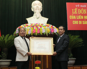 Đồng chí Nguyễn Xuân Thắng, Tổng thư ký các hội Unesco thế giới, Chủ tịch Liên hiệp các hội Unesco Việt Nam trao bằng bảo trợ cho Di sản văn hóa Mo Mường Hòa Bình. 
 
