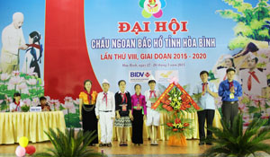 Đồng chí Trần Đăng Ninh, Phó Bí thư TT Tỉnh ủy tặng hoa chúc mừng Đại hội.