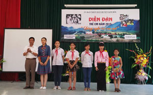 Lãnh đạo huyện Kim Bôi trao quà cho trẻ em tham gia diễn đàn năm 2015.