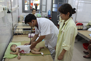 Thời tiết nắng nóng, Khoa Nhi (BVĐK Hoà Bình) luôn trong tình trạng quá tải do bệnh nhân nhập viện tăng đột biến.