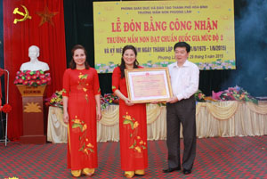 Đồng chí Nguyễn Văn Chương, Phó Chủ tịch UBND tỉnh trao bằng công nhận trường đạt chuẩn quốc gia mức độ II cho trường MN Phương Lâm (thành phố Hoà Bình).
