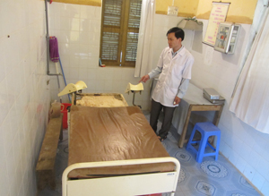 Bàn đỡ đẻ của trạm y tế xã Thanh Lương đã hư hỏng nặng và không sử dụng từ năm 2008 đến nay.