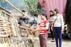Cá nướng sông Đà hấp dẫn khách du lịch thăm quan vùng hồ Thủy điện Hòa Bình.