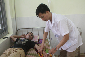 Cán bộ Trạm y tế xã Tòng Đậu (Mai Châu) chăm sóc sức khỏe nhân dân trên địa bàn.