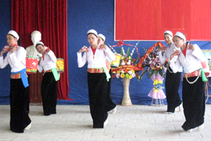 Người dân xóm Trung Mường I, xã Yên Quang (Kỳ Sơn) giữ gìn các làn điệu dân ca thông qua các hội thi, hội diễn VH-VN cơ sở.