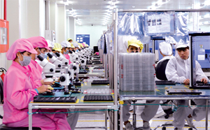 Công nhân Công ty Doosung Tech Việt Nam (KCN Lương Sơn) hưởng ứng phong trào thi đua lao động giỏi - lao động sáng tạo nhằm nâng cao năng suất lao động, hoàn thành thắng lợi kế hoạch sản xuất - kinh doanh của Công ty.