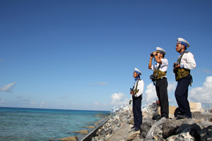 Chiến sĩ hải quân trên quần đảo Trường Sa luôn chắc tay súng bảo vệ chủ quyền biển đảo quê hương.