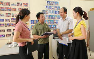 Ban chỉ đạo chăm sóc NCC phường Đồng Tiến (TP Hòa Bình) trao đổi việc thực hiện phong trào “Đền ơn - đáp nghĩa” trên địa bàn.