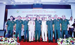 Lê Xuân Giang, Chủ tịch HĐQT Cty Liên Kết Việt đã lợi dụng hình ảnh của một số cán bộ nghỉ hưu để lừa đảo.