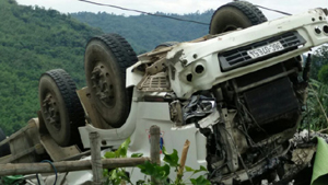 Hiện trường vụ tai nạn giao thông làm 3 người chết, 7 người bị thương trưa 3-5 trên quốc lộ 15C, xã Trung Lý, huyện Mường Lát, Thanh Hóa - Ảnh: Hà Đồng