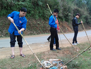 Đoàn viên thanh niên xóm Mới, xã Xuất Hóa tham gia dọn dẹp vệ sinh, giữ gìn cảnh quan môi trường xanh - sạch - đẹp.