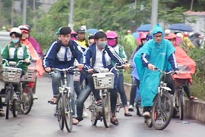 Một số học sinh không chấp hành đội mũ bảo hiểm, lạng lách  khi đi xe đạp điện. ảnh chụp tại đại lộ Thịnh Lang (thành phố Hòa Bình).  ảnh: Tuấn Hưng