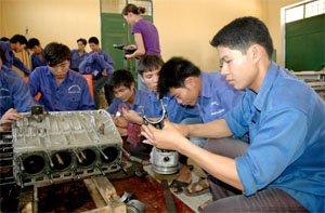 Học viên trường Cao Đẳng nghề Hòa Bình thực hành môn sửa chữa cơ khí.